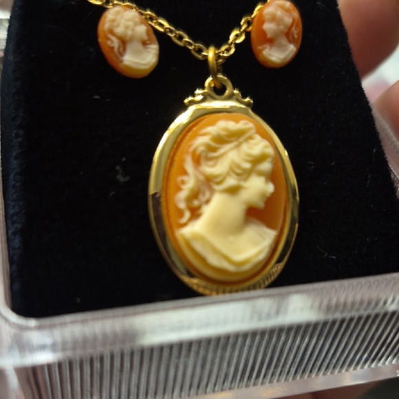 Vintage Cameo Necklace Earring Set - Picture 3 of 5